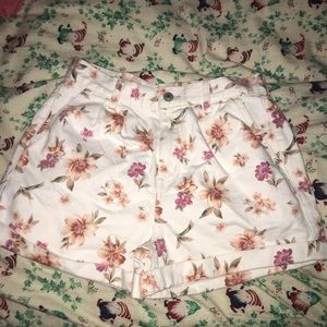 American Eagle white flower Jean shorts!